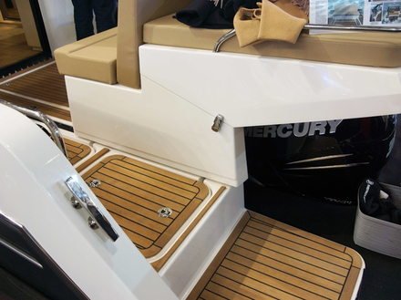 Le bain de soleil est monté sur glissière et permet de le déplacer selon que les moteurs sont relevés ou baissés. Le bain de soleil est monté sur glissière et permet de le déplacer selon que les moteurs sont relevés ou baissés.