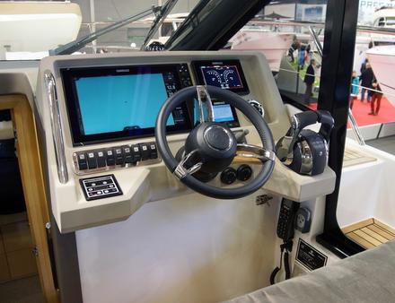 L'ouverture électrique du toit panoramique, de même que l'ouverture du toit de cockpit, est une option payante. Nautisme Article