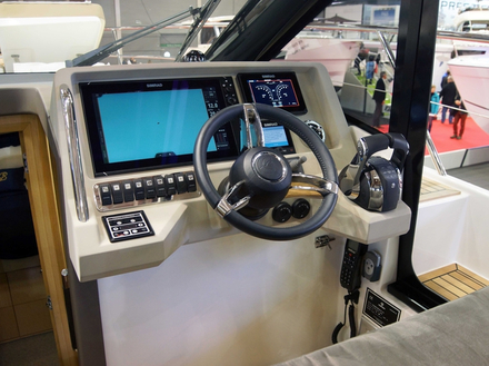 L'ouverture électrique du toit panoramique, de même que l'ouverture du toit de cockpit, est une option payante. L'ouverture électrique du toit panoramique, de même que l'ouverture du toit de cockpit, est une option payante.