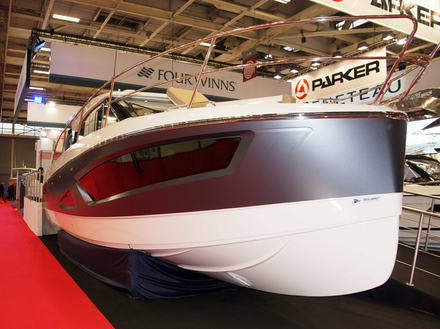 Le Monaco 110, la première vedette habitable à double propulsion hors-bord.