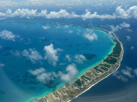 L'atoll de Manihi, accessible par une unique passe, est également apprécié pour son lagon