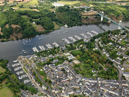 Le port de La Roche-Bernard est un port de charme situé au coeur d'une cité historisque labellisée et possède de très bons équipements.