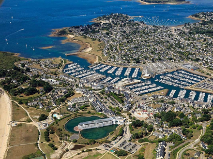 Le port du Crouesty est un grand port d'escale et une station balnéaire très appréciée. De grands évènements nautiques s'y déroulent régulièrement.