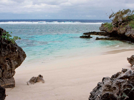 Une plage déserte à Rurutu, comme il y en a tant