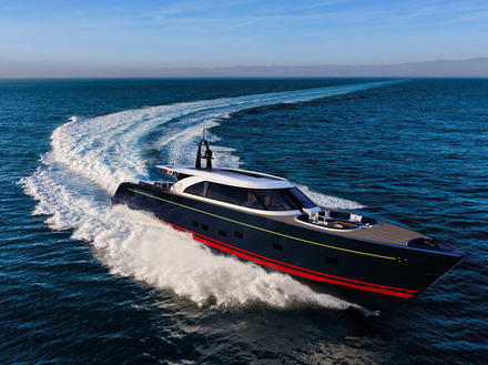 Avec ses 25 m de long, l'Eco Tender est un croisement entre un chase boat et un tender. Avec ses 25 m de long, l'Eco Tender est un croisement entre un chase boat et un tender.