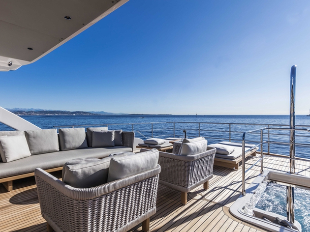 Sur le pont supérieur, on trouve un espace repas et un espace lounge, avec bains de soleil et canapés. Nautisme Article