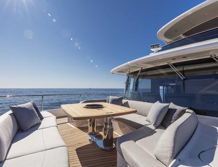 Le yacht est idéal pour des longues croisières, avec un véritable confort sur tous les ponts du bateau, et une navigation silencieuse. Nautisme Article