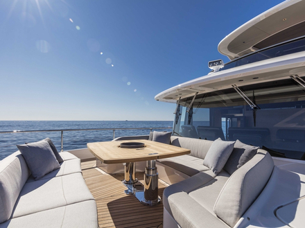 Le yacht est idéal pour des longues croisières, avec un véritable confort sur tous les ponts du bateau, et une navigation silencieuse. Nautisme Article