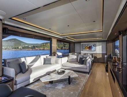 A l'intérieur du Navetta 73, on retrouve un grand salon et une salle à manger, en deux espaces bien distincts, avec toujours vue sur mer grâce aux immenses baies vitrées. Nautisme Article
