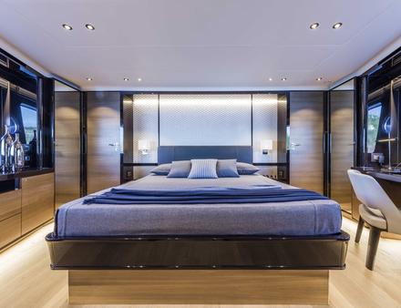 Du côté des cabines, la "propriétaire" se trouve à l'avant avec salle de bain privative. Elle offre un véritable panorama sur la mer. Nautisme Article