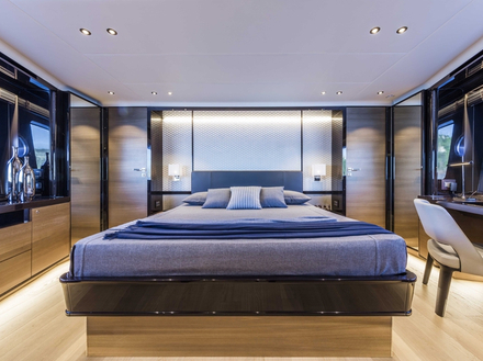 Du côté des cabines, la "propriétaire" se trouve à l'avant avec salle de bain privative. Elle offre un véritable panorama sur la mer. Nautisme Article