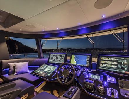 Le Navetta 73 mesure plus de 22 mètres de long et 5,60 mètres de large, et peut atteindre jusqu'à 22 noeuds. Nautisme Article