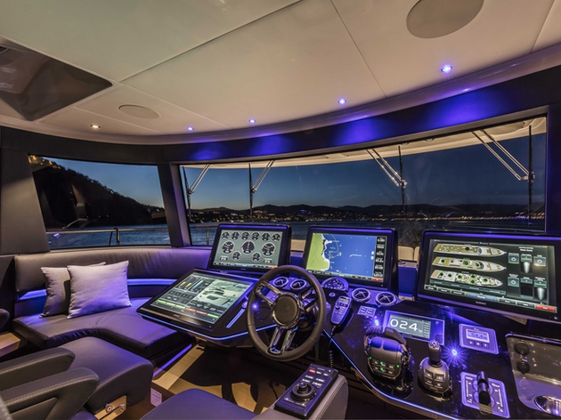 Le Navetta 73 mesure plus de 22 mètres de long et 5,60 mètres de large, et peut atteindre jusqu'à 22 noeuds. Nautisme Article