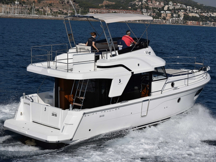 Ce bateau est avant tout un trawler fait pour naviguer sur de longues distances en toute sécurité. Ce bateau est avant tout un trawler fait pour naviguer sur de longues distances en toute sécurité.