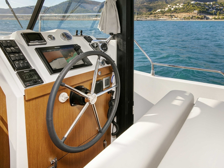 On retrouve sur le 35, comme sur le 34, un monomoteur Cummins de 425 CV (QSB 6.7) en ligne d'arbre mais cette fois en version Slim Line.