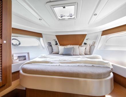 La cabine propriétaire est située à l'avant et, à bâbord, on trouve une deuxième cabine avec lits superposés. Nautisme Article