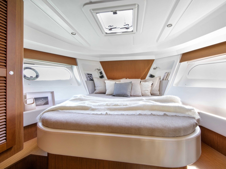 La cabine propriétaire est située à l'avant et, à bâbord, on trouve une deuxième cabine avec lits superposés. Nautisme Article