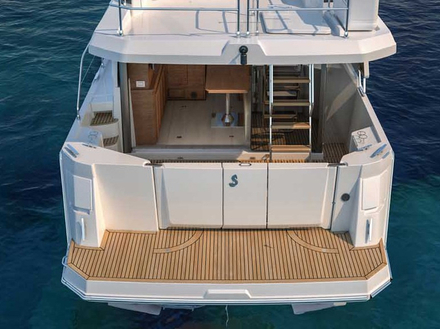 L'autre innovation dans ce cockpit est la présence de deux portes sur le tableau arrière qui non seulement intègrent les strapontins repliables mais permettent d'avoir accès à la plateforme de bain. L'autre innovation dans ce cockpit est la présence de deux portes sur le tableau arrière qui non seulement intègrent les strapontins repliables mais permettent d'avoir accès à la plateforme de bain.