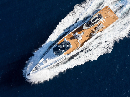 Le New Frontiers de Damen poss&egrave;de une terrasse principale de 30 m2, pouvant accueillir le yacht propri&eacute;taire, un submersible ou encore un h&eacute;licopt&egrave;re.