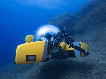 Ce sous-marin de poche peut rester sous l'eau pendant 12 heures et peut transporter jusqu'à trois personnes. Ce sous-marin de poche peut rester sous l'eau pendant 12 heures et peut transporter jusqu'à trois personnes.
