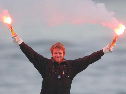 François Gabart explose le record du tour du monde à la voile en solitaire détenu jusqu'ici par Thomas Coville : 42 jours 16 heures 40 minutes et 35 secondes. François Gabart explose le record du tour du monde à la voile en solitaire détenu jusqu'ici par Thomas Coville : 42 jours 16 heures 40 minutes et 35 secondes.