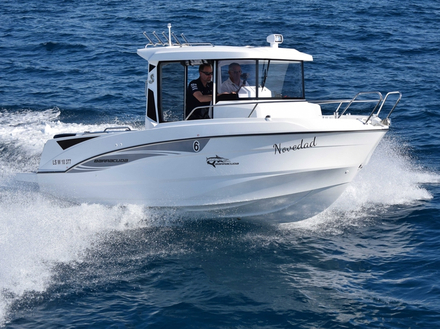 Avec un 115 ch, le Barracuda 6 atteint les 28 noeuds en pointe.