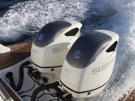 Le motoriste japonais a lancé son plus puissant hors-bord jamais produit : le DF350A. Un V6 quatre temps à injection électronique de 4,4 l de cylindrée. Le motoriste japonais a lancé son plus puissant hors-bord jamais produit : le DF350A. Un V6 quatre temps à injection électronique de 4,4 l de cylindrée.