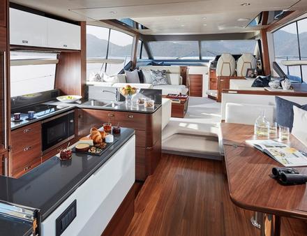 Sa cuisine tout équipée est installée non pas au centre de la timonerie mais à l'arrière. Nautisme Article