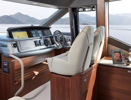 Le yacht est commercialisé en ligne d'arbre avec deux moteurs Volvo Penta D13 de 900 chevaux ou éventuellement avec une paire de Caterpillar soit 2 x 1 000 chevaux au total. Nautisme Article