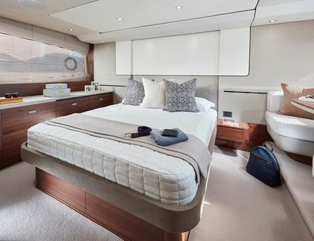 Le bateau offre trois cabines séparées avec la possibilité d'ajouter à l'arrière une cabine à deux couchages pour un invité surprise ou pour le marin. Nautisme Article
