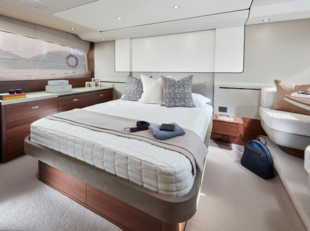 Le bateau offre trois cabines séparées avec la possibilité d'ajouter à l'arrière une cabine à deux couchages pour un invité surprise ou pour le marin. Nautisme Article