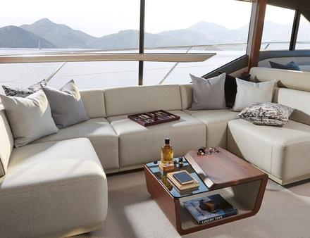 Le chantier a opté pour une décoration intérieure simple mais élégante : boiseries en chêne clair satiné et moquette beige claire. Nautisme Article