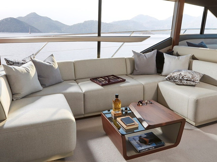 Le chantier a opté pour une décoration intérieure simple mais élégante : boiseries en chêne clair satiné et moquette beige claire. Nautisme Article
