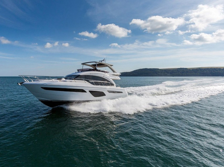 Le Princess 62 se caractérise par un espace de vie clair, chaleureux et confortable, une finition luxueuse à la hauteur et une coque marine.