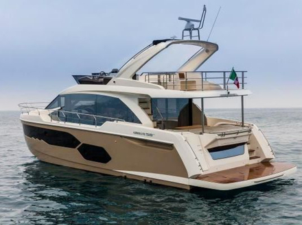 Le 58 Fly reprend l'intérieur du 60' avec de nombreuses ouvertures pour laisser passer la lumière, et au total trois cabines doubles et une possibilité de quatrième cabine. Le 58 Fly reprend l'intérieur du 60' avec de nombreuses ouvertures pour laisser passer la lumière, et au total trois cabines doubles et une possibilité de quatrième cabine.