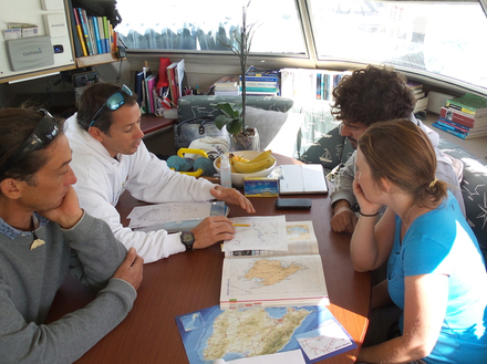 Nous rencontrons de nombreuses associations sur place, dont l'association Ondine qui souhaite établir une nouvelle zone marine protégée. A l'aide du Bloc Marine Espagne/Portugal, nous préparons notre navigation. Nous rencontrons de nombreuses associations sur place, dont l'association Ondine qui souhaite établir une nouvelle zone marine protégée. A l'aide du Bloc Marine Espagne/Portugal, nous préparons notre navigation.