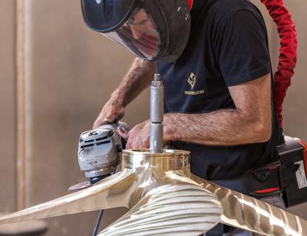 Si les hélices sont fabriquées grâce à de nombreuses machines perfectionnées, la part de travail manuel a également son importance. France Hélices est labellisée E.P.V. (Entreprise du Patrimoine Vivant Nautisme Article