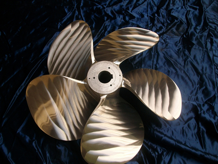 Une hélice après réparation. Une hélice après réparation.