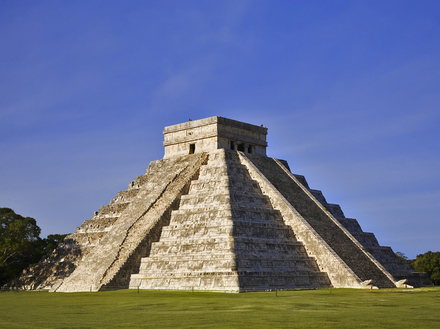 La Riviera Maya permet de se plonger dans le monde fascinant de la civilisation Maya, en faisant notamment un détour par Chichén Itza.