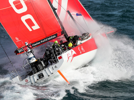 Lors de l'étape 3, Dongfeng Race Team prend un faux départ et se trouve derrière MAPFRE et Vestas 11th Hour Racing. Lors de l'étape 3, Dongfeng Race Team prend un faux départ et se trouve derrière MAPFRE et Vestas 11th Hour Racing.