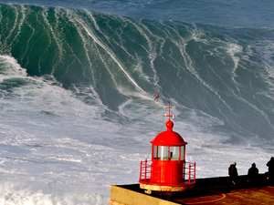 Vagues XXL pour bien commencer l'année à Nazaré !