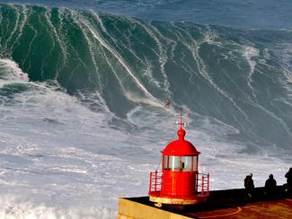 Vagues XXL pour bien commencer l'année à Nazaré !