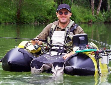 Le Float Tube est un siège flottant, permettant d'aller pêcher loin du bord. Nautisme Article