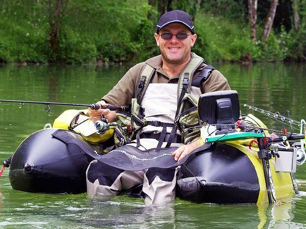 Le Float Tube est un siège flottant, permettant d'aller pêcher loin du bord. Le Float Tube est un siège flottant, permettant d'aller pêcher loin du bord.