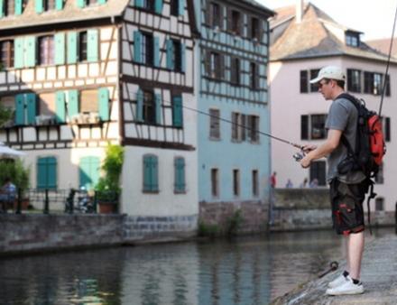 Le street fishing est la dernière tendance en pêche loisir. Cela se pratique dans toutes les grandes métropoles, et toute ville traversée par un cours d'eau. Nautisme Article