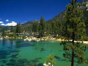 Croisière sur fond de montagne au lac Tahoe aux Etats-Unis