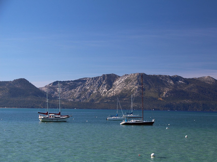 Pour les plaisanciers en quête de tranquillité, la station balnéaire de Zephyr Cove, située au sud-est, est idéale. Pour les plaisanciers en quête de tranquillité, la station balnéaire de Zephyr Cove, située au sud-est, est idéale.