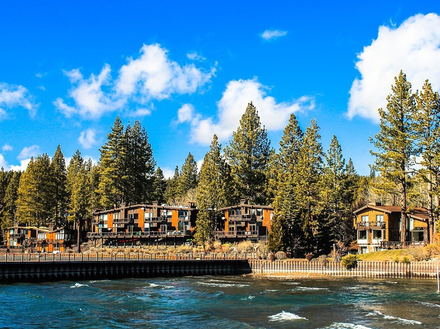 C'est une destination phare des Californiens qui viennent été comme hiver profiter de la palette de loisirs disponibles sur le site, ainsi que de son ensoleillement proche des 330 jours par an.