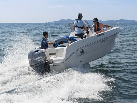 Aujourd'hui, la plupart des bateaux à moteur transportables sont motorisés hors-bord. Aujourd'hui, la plupart des bateaux à moteur transportables sont motorisés hors-bord.