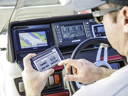 Via la fonction E-Link signée Evinrude, on peut, à partir de son smartphone, contrôler tous les paramètres de son moteur hors-bord. Via la fonction E-Link signée Evinrude, on peut, à partir de son smartphone, contrôler tous les paramètres de son moteur hors-bord.